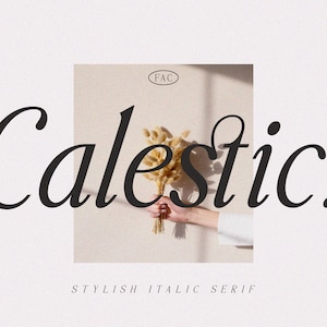 Pode incluir: Uma fonte serif elegante em itálico chamada "Calestic." A fonte é mostrada em preto sobre um fundo branco com um retângulo bege no centro. O retângulo tem uma sombra e um círculo pequeno com o texto "FAC" dentro. O retângulo também mostra uma mão segurando um buquê de flores secas.