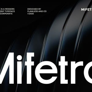 Op de afbeelding: Het woord "Mifetro" in witte letters, een modern, schoon sans-serif lettertype geschikt voor zakelijk gebruik. Het ontwerp is van Flawless and Co, ©2025. De achtergrond is donker en gestructureerd. De tekst "Mifetro Sans" is ook zichtbaar.