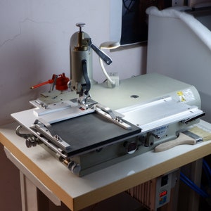 The sliding tray for leather skiving machine. (Leather watch strap making)