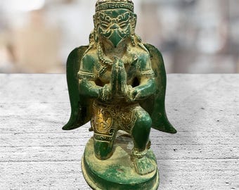 鳥の王、ガルーダ神の像。ヴィシュヌ神の乗り物（ヴァーハナ