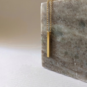 Mini collier à pendentif barre linéaire. Argent 925 plaqué or 24 carats