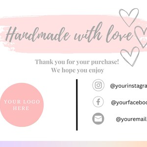 Puede incluir: Tarjeta de agradecimiento rosa y blanca con el texto "Handmade with love" y tres corazones grises. La tarjeta también incluye el texto "¡Gracias por su compra! Esperamos que la disfrute" y los iconos de redes sociales con el texto "@yourinstagram", "@yourfacebook" y "@youremail".