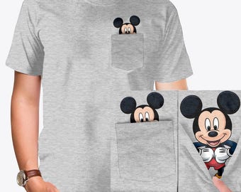 Camisa de bolsillo de Mickey Mouse: adorable diseño de Mickey en el bolsillo. Camiseta gráfica de Disney para hombre. Camisa de regalo para él. PC4
