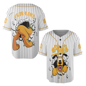 Puede incluir: Camiseta de béisbol blanca con finas rayas negras y gráficos de dibujos animados de Pluto. La camiseta presenta el nombre "Pluto" en la parte delantera y "YOUR NAME" en la parte posterior. La camiseta tiene cuello, botones y ribete de manga amarillos.