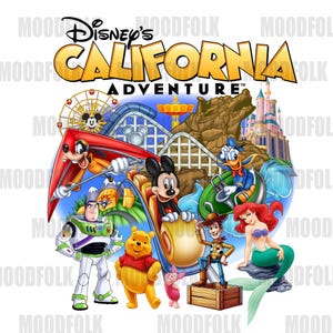 Può includere: Una grafica colorata con personaggi Disney e il testo "Disney's California Adventure". Topolino, Paperino, Ariel, Buzz Lightyear e altri sono raffigurati in un ambiente di parco a tema con montagne russe e ruota panoramica.