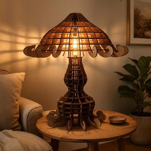 Pode incluir: Uma lâmpada de madeira em forma de cogumelo que emite um brilho quente. A lâmpada tem um design detalhado de estrutura aberta, com uma lâmpada visível. Ela fica em uma mesa redonda de madeira, criando um ambiente aconchegante. A cúpula da lâmpada tem um design curvo e em camadas.