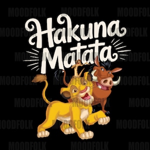 Peut inclure: Graphique avec l'inscription blanche "Hakuna Matata" au-dessus d'illustrations de dessins animés de Simba, Timon et Pumbaa sur fond noir. Le lionceau est jaune, le suricate est beige et le phacochère est marron.