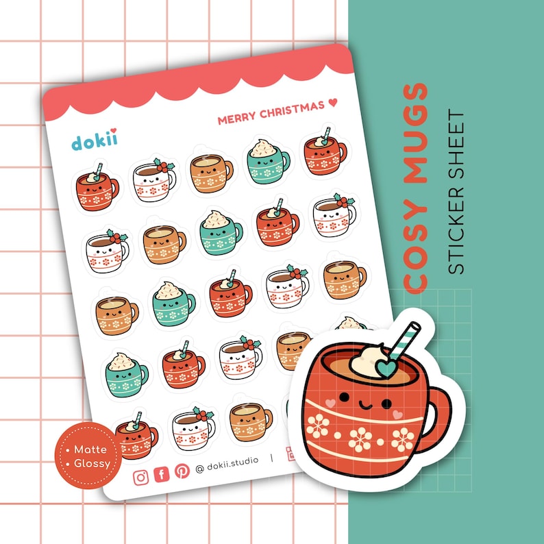 Puede incluir: Una hoja de 25 pegatinas mate y brillantes con tazas de dibujos animados lindas con diferentes dise&ntilde;os navide&ntilde;os. Las tazas son rojas, naranjas, blancas y azul verdoso con contornos blancos. El texto "COSY MUGS STICKER SHEET" est&aacute; en la esquina superior derecha de la imagen. El texto "MERRY CHRISTMAS" est&aacute; en el centro superior de la imagen.