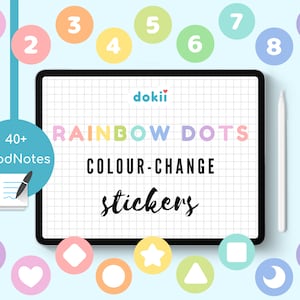Puede incluir: Una pantalla de tableta digital que muestra un conjunto de puntos de color arcoíris con el texto "RAINBOW DOTS COLOUR-CHANGE stickers" y el texto "dokii" en una fuente más pequeña. La tableta está sobre un fondo azul claro con un lápiz blanco y un conjunto de nueve círculos de color arcoíris con los números del 1 al 9.