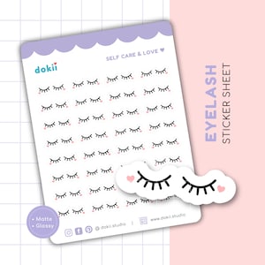 Może przedstawiać: Arkusz naklejek z różnymi uroczymi rzęsami i serduszkami. Arkusz jest biały z fioletowym obramowaniem i tekstem "EYELASH STICKER SHEET" w kolorze różowym. Tekst "SELF CARE & LOVE" również jest w kolorze fioletowym.