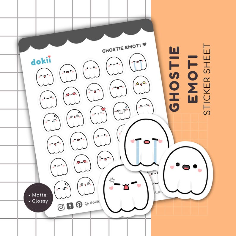Może przedstawiać: Arkusz białych naklejek w kształcie ducha z r&oacute;żnymi wyrazami twarzy, oznaczony jako "GHOSTIE EMOTI". Arkusz zawiera tekst "STICKER SHEET" i nazwę marki "dokii". Widoczne są r&oacute;wnież dwie indywidualne naklejki z duchami.