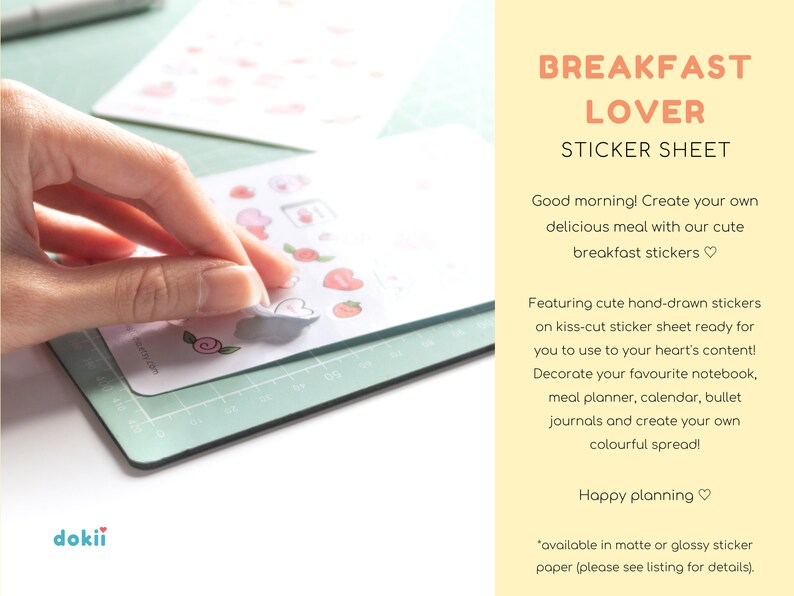 Pu&ograve; includere: Un foglio di adesivi con adorabili illustrazioni disegnate a mano di cibo per la colazione. Il foglio &egrave; bianco con accenti rosa e presenta una variet&agrave; di cibi per la colazione come pancake, uova e caff&egrave;. Il testo "BREAKFAST LOVER STICKER SHEET" &egrave; stampato in arancione e rosa nella parte superiore del foglio.