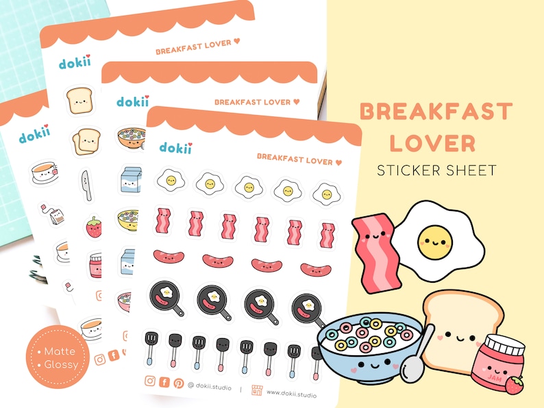 Pu&ograve; includere: Un foglio di adesivi a tema colazione. Il foglio presenta illustrazioni di vari cibi per la colazione, tra cui uova, pancetta, pancake, cereali e toast. Il foglio &egrave; etichettato "Breakfast Lover Sticker Sheet" e include il testo "dokii" nell'angolo.