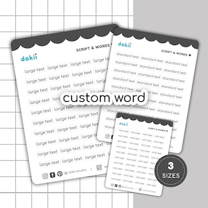 Peut inclure: Trois feuilles d'autocollants avec des options de texte telles que "large text", "standard text" et "mini text". Les feuilles blanches ont un bord supérieur festonné et le nom de la marque "dokii". Un autocollant circulaire indique "3 TAILLES".