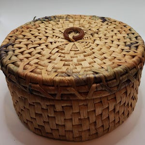 Basket with Lid Boho Woven Palm or Elephant Grass Storage Basket Coffee Table Centerpiece Retro Vintage Basket