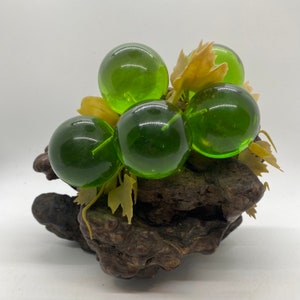 Vintage Lucite Glas grüne Trauben auf großem Treibholz Holzstamm