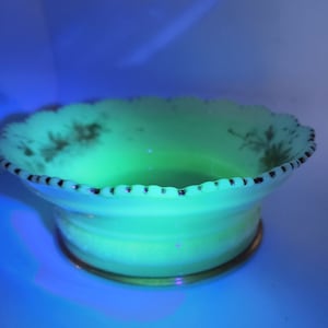 Antique Heisey Uranium Custard Glass Bowl