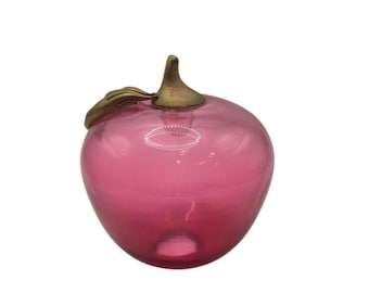 Manzana de vidrio soplado translúcida color rojo arándano con tallo dorado, estilo vintage.