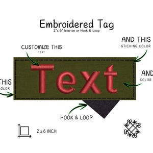 Peut inclure: Étiquette brodée, 5 x 15 cm, avec texte personnalisable. L'étiquette présente un tissu vert avec un texte brodé en rouge. Comprend un dos auto-agrippant. La couture et le design sont rouges.