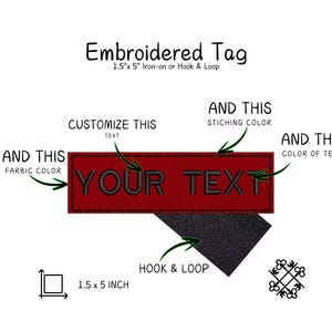 Peut inclure: Étiquette brodée avec le texte "YOUR TEXT" en noir sur fond rouge. L'étiquette mesure 3,8 x 12,7 cm et possède un dos auto-agrippant. L'image montre également des options de personnalisation.