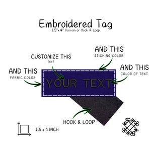 Peut inclure: Étiquette brodée avec le texte "YOUR TEXT" en couleur foncée sur fond bleu marine. L'étiquette mesure 3,8 x 10,2 cm et propose des options de fixation thermocollante ou velcro. L'image montre également des options de personnalisation.