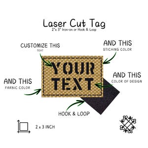以下が含まれることがあります： 黒い「YOUR TEXT」の文字がベージュの生地にレーザーカットされたタグ。 タグのサイズは5.08 cm x 7.62 cmで、アイロン接着または面ファスナーのオプションでカスタマイズできます。 画像には、ステッチの色とデザインも表示されています。