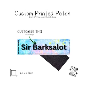 Pode incluir: Patch personalizado com o texto "Sir Barksalot" sobre um fundo em aquarela. Mede 3,8 cm x 12,7 cm, para passar a ferro ou com velcro.