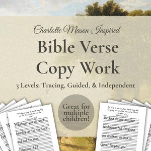 Puede incluir: Una pila de hojas de trabajo de copia de versículos bíblicos blancos con líneas de escritura a mano. El texto dice "Charlotte Mason Inspired Bible Verse Copy Work" con tres niveles: trazado, guiado e independiente. Las hojas son para varios niños.