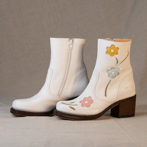 Białe botki w kwiaty