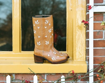 Leaf Boots in Almond Brown