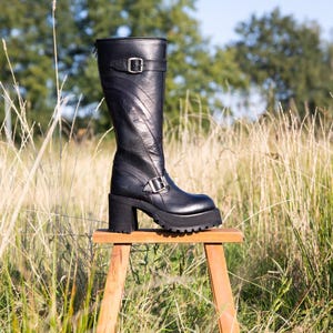 Stivali neri con doppia fibbia e plateau