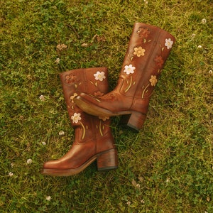 Flower Boots in Vintage Brown