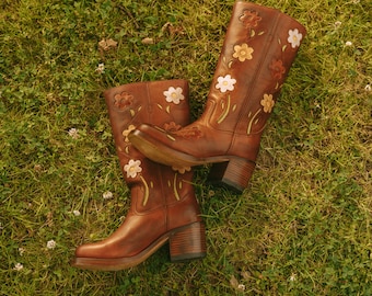 Flower Boots in Vintage Brown