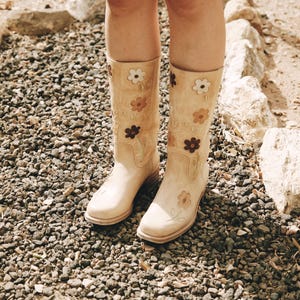 Stivali Flower Boots color cammello con tacco basso immagine 7
