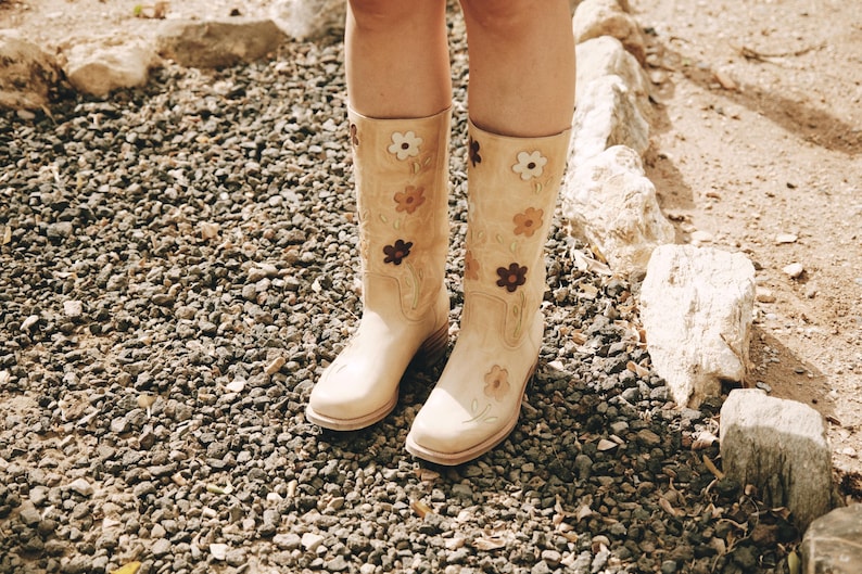 Stivali Flower Boots color cammello con tacco basso immagine 7
