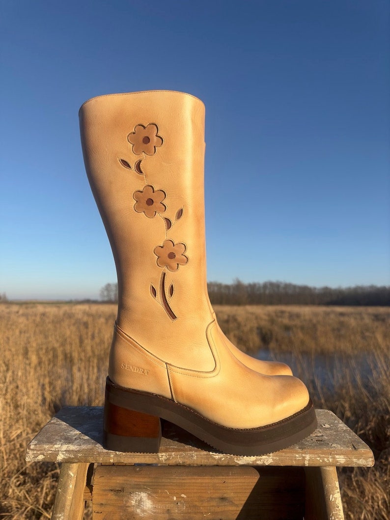 Platform flower boots camel