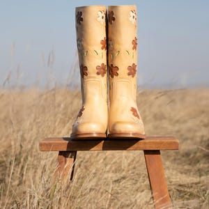 Stivali Flower Boots color cammello con tacco basso immagine 10
