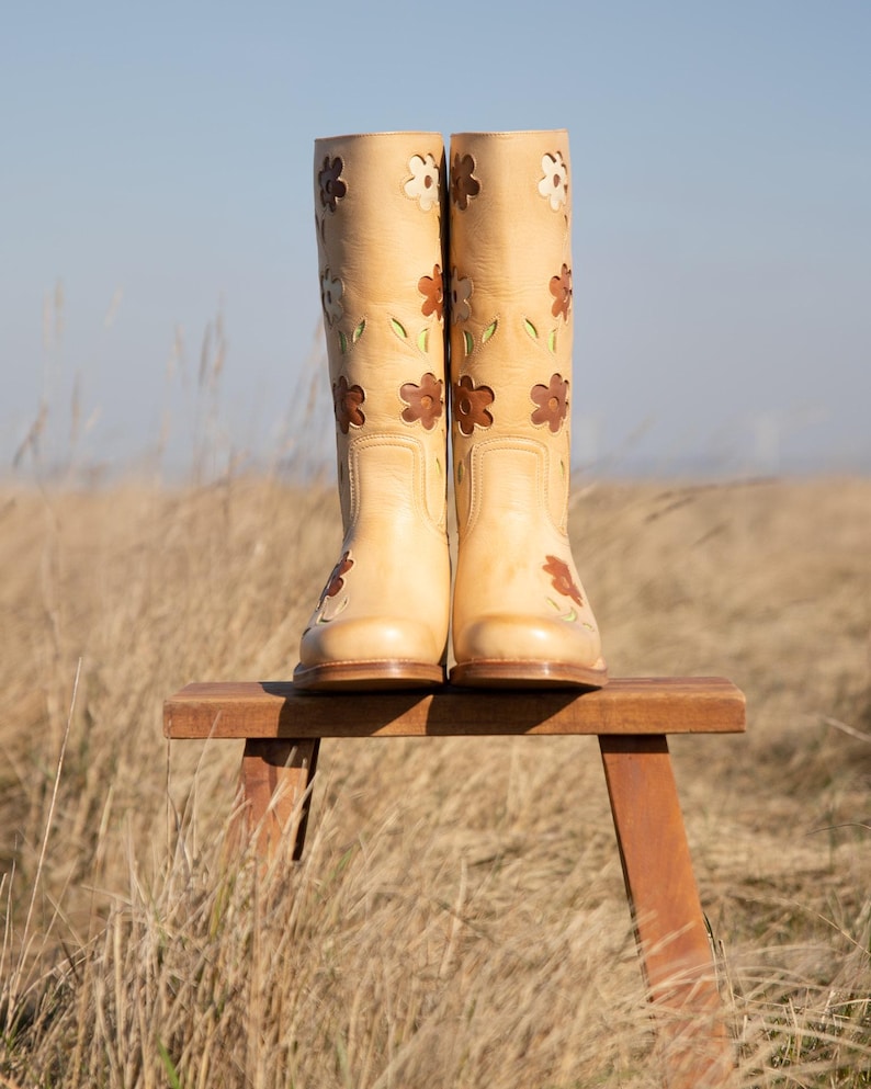 Stivali Flower Boots color cammello con tacco basso immagine 10