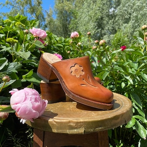 Flower Clogs in Brown