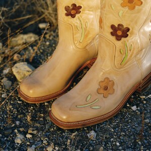 Stivali Flower Boots color cammello con tacco basso immagine 3