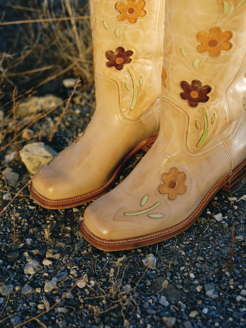 Stivali Flower Boots color cammello con tacco basso immagine 3