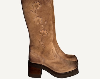 Plateau-Wildlederstiefel mit Blumenmuster, Wüstenbraun