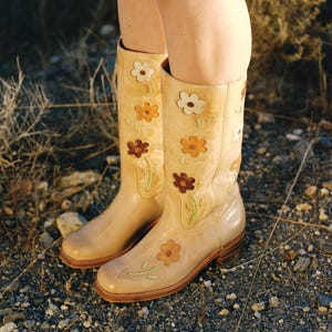 Stivali Flower Boots color cammello con tacco basso immagine 2