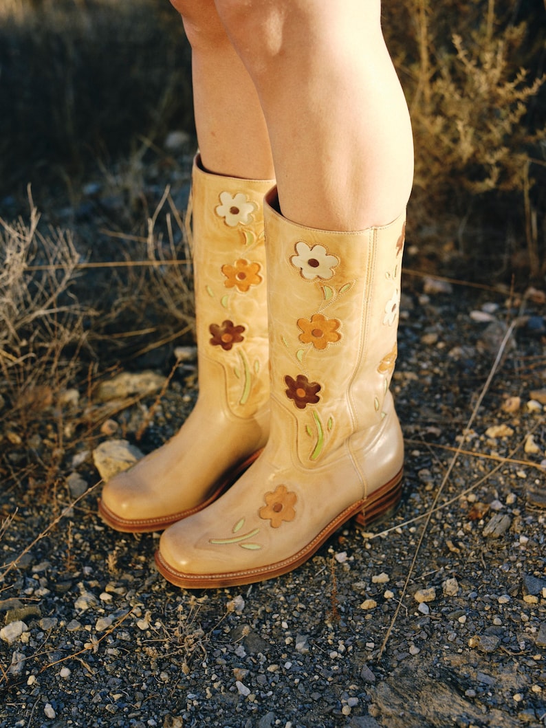 Stivali Flower Boots color cammello con tacco basso immagine 2