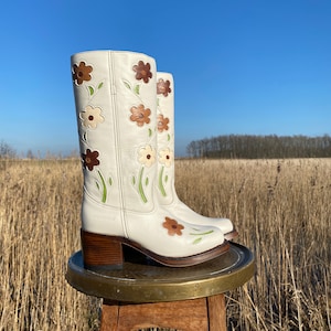 Flower Boots in Beige