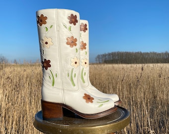 Flower Boots in Beige