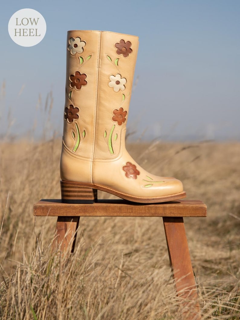 Stivali Flower Boots color cammello con tacco basso immagine 1