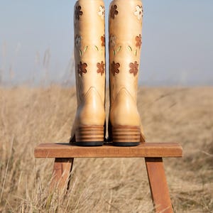 Stivali Flower Boots color cammello con tacco basso immagine 9