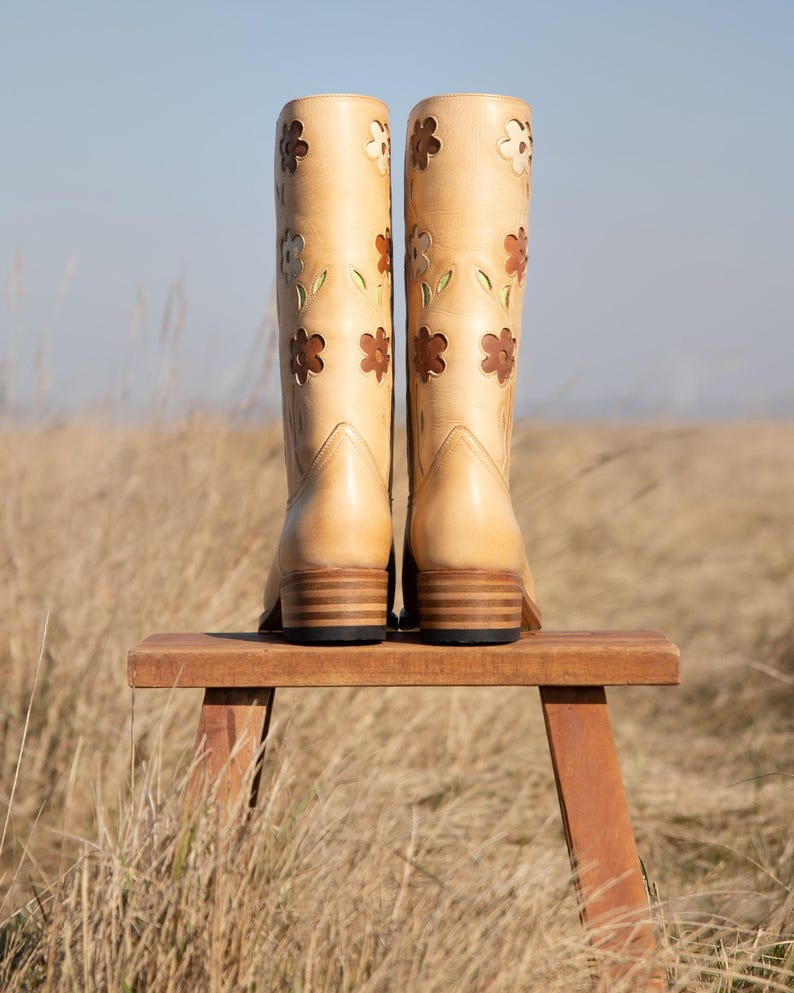 Stivali Flower Boots color cammello con tacco basso immagine 9