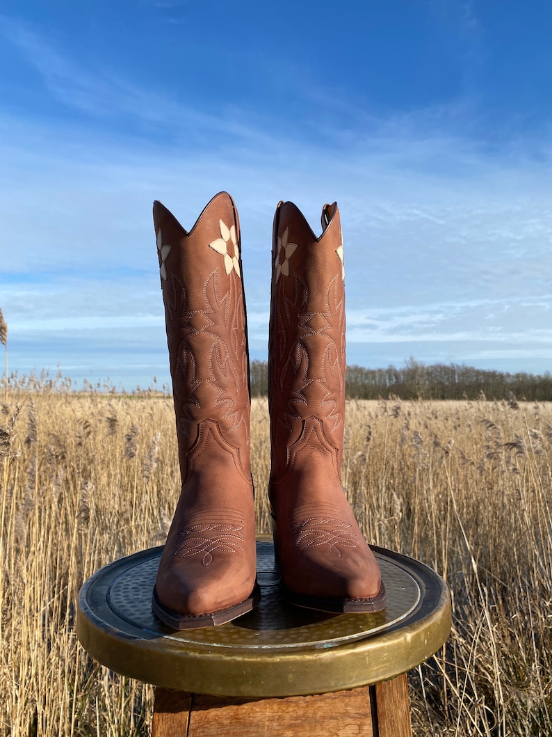 Nikmati game online terbaru di BOSCUAN303 bebas hambatan dengan game yang terbaru, jaringan stabil, mudah login dan pastinya banyak hadiah hiburan yang di berikan saat ini.